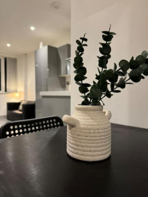 Spacious 1 Bedroom Flat City Centre